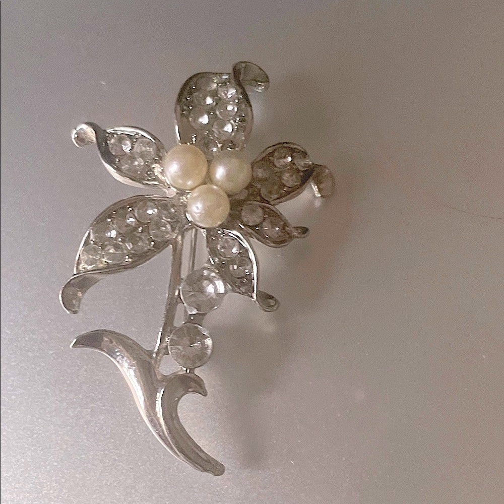 Vintage Silver Toned Floral Brooch with Elegant Pearls and Crystals.